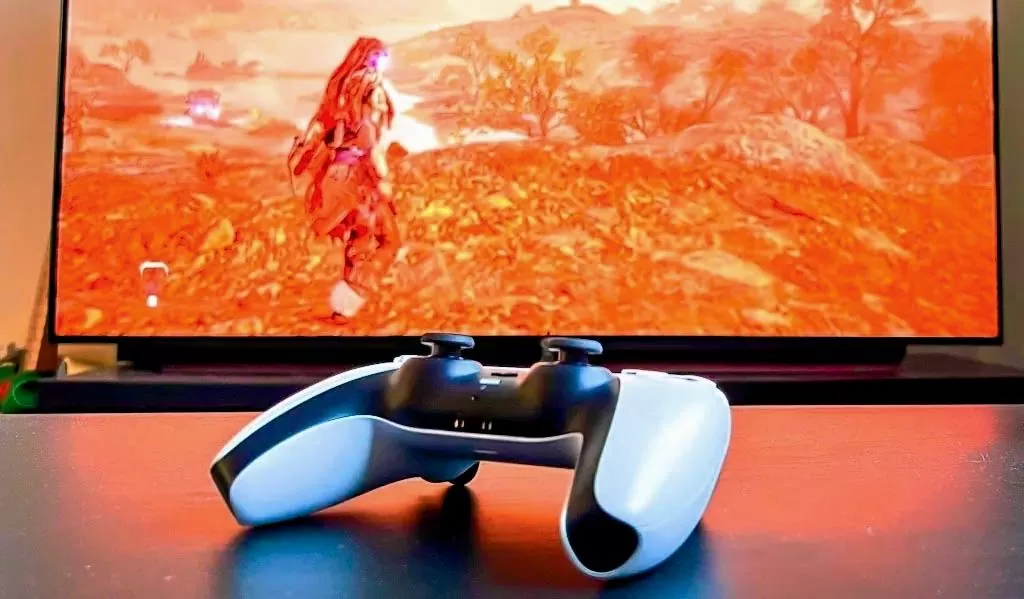 Image montrant le jeu vidéo Horizon avec une manette PS4 pour la dualsense.