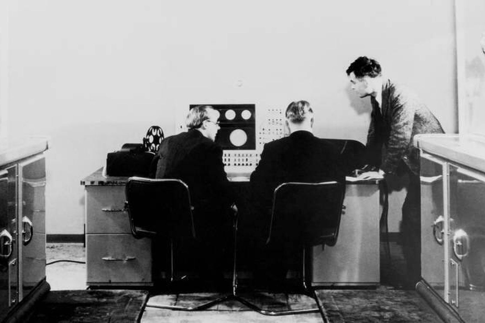 Image montrant plusieurs personnes, dont Alan Turing.